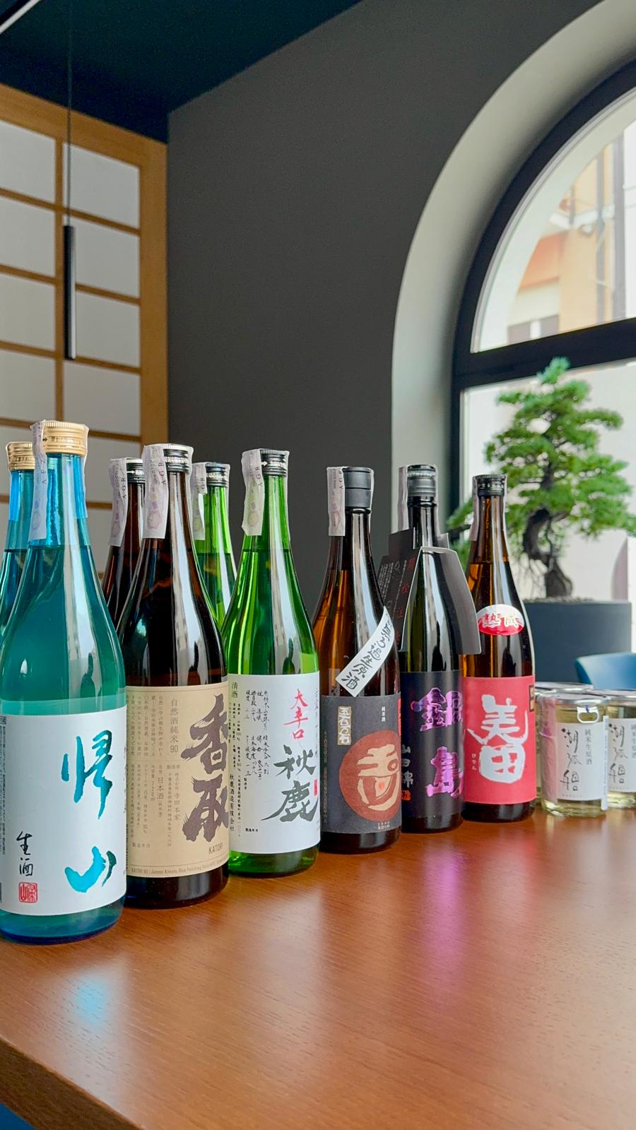 Selezione di bottiglie di Sake al Roger Sushi Lab